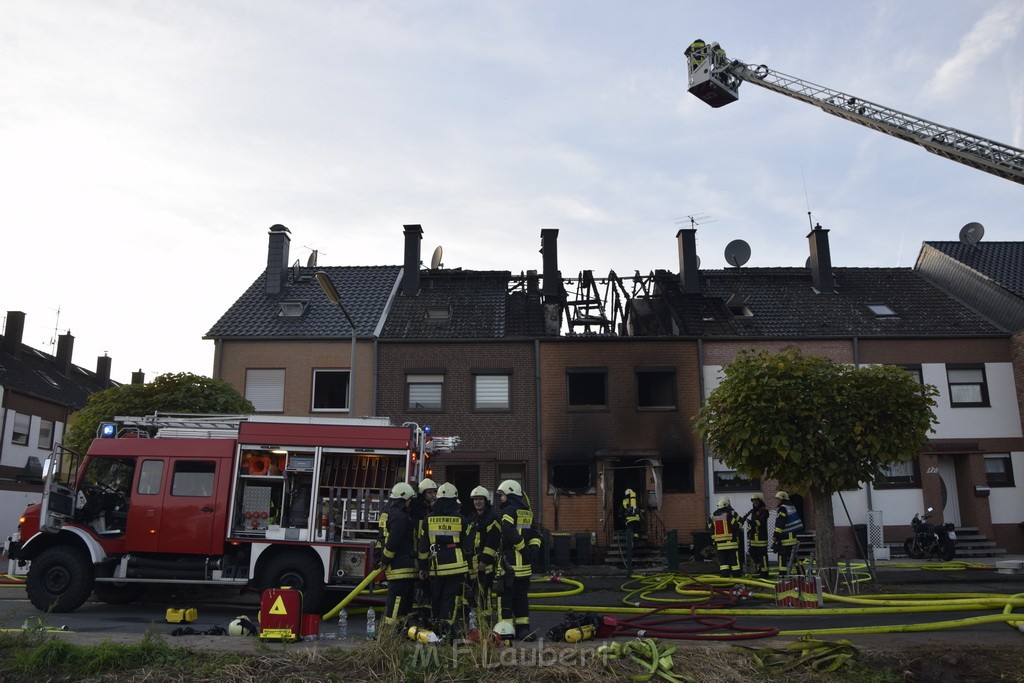 Feuer 2 Vollbrand Reihenhaus Roggendorf Berrischstr P077.JPG - Miklos Laubert